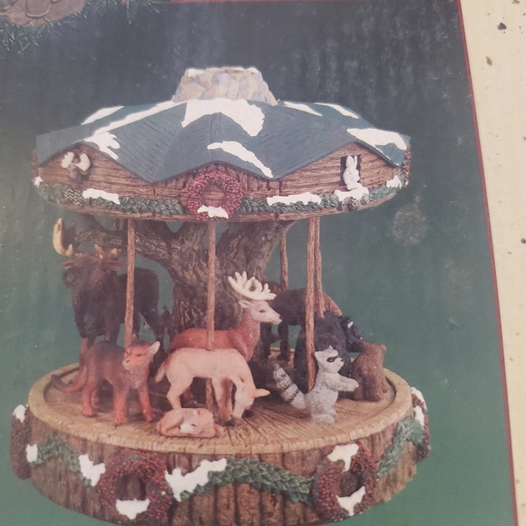 v MR CHRISTMAS Forest Woodland Cabin MUSICAL MOVEMENT CAROUSEL Moose Deer Bear - Picture 3 of 4